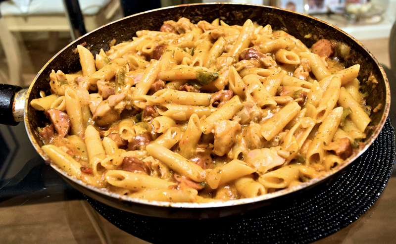 One-Pot exotic Pasta with Chicken and Sausages