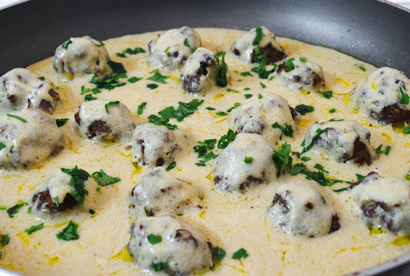 Swedish Meatballs in a Creamy White Sauce - SocraticFood