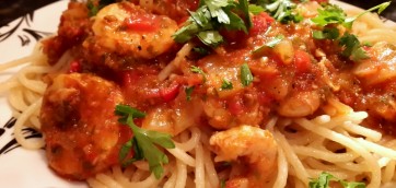 Spaghetti with prawns in tomato sauce