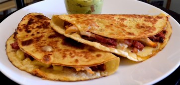A 15-minutes recipe for naughty quesadillas with chicken and bacon. They are easy, they are cheesy and it's a great idea for a quick lunch using some chicken leftovers.